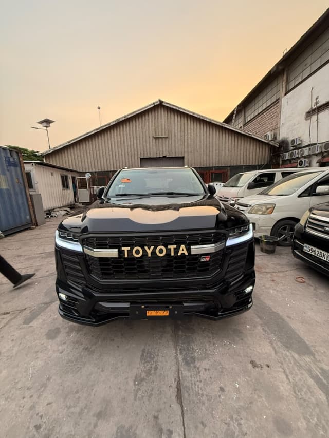 TOYOTA LAND CRUISE VXR MODIFIER SANS PLAQUE in Kinshasa Petrol Toyota 67.000 VXR V8 Automatic sale – Reliable vehicle avai...