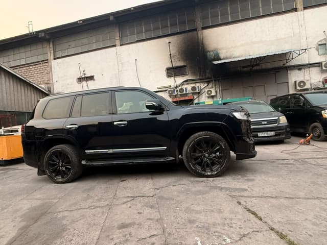 TOYOTA LAND CRUISE VXR MODIFIER SANS PLAQUE in Kinshasa Petrol Toyota 67.000 VXR V8 Automatic sale – Reliable vehicle avai...