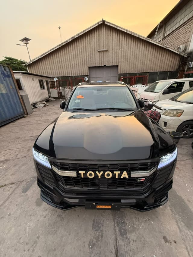 TOYOTA LAND CRUISE VXR MODIFIER SANS PLAQUE in Kinshasa Petrol Toyota 67.000 VXR V8 Automatic sale – Reliable vehicle avai...
