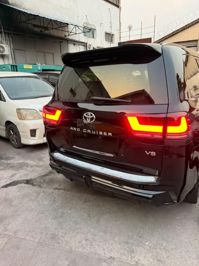 TOYOTA LAND CRUISE VXR MODIFIER SANS PLAQUE in Kinshasa Petrol Toyota 67.000 VXR V8 Automatic sale – Reliable vehicle avai...
