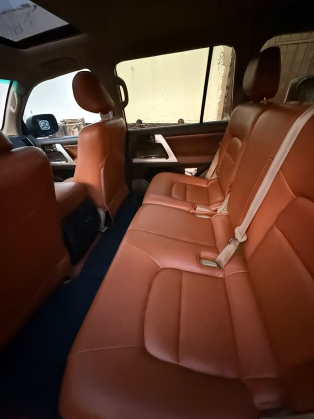 TOYOTA LAND CRUISE VXR MODIFIER SANS PLAQUE in Kinshasa Petrol Toyota 67.000 VXR V8 Automatic sale – Reliable vehicle avai...