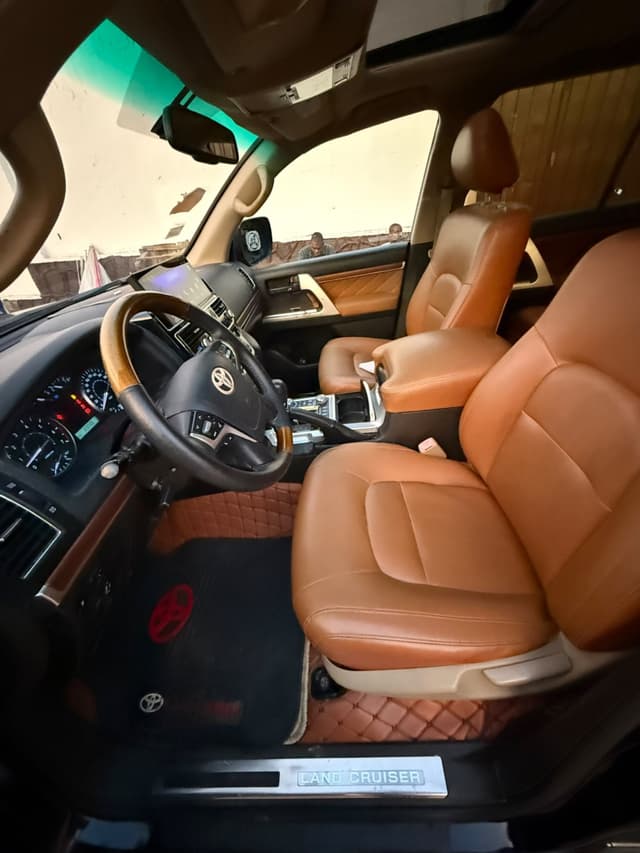 TOYOTA LAND CRUISE VXR MODIFIER SANS PLAQUE in Kinshasa Petrol Toyota 67.000 VXR V8 Automatic sale – Reliable vehicle avai...