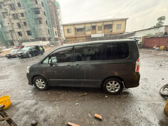 TOYOTA NOAH 3 TOUT NEUF in BANDALUNGWA Petrol Toyota 12000 NOAH  Automatic sale – Reliable vehicle available