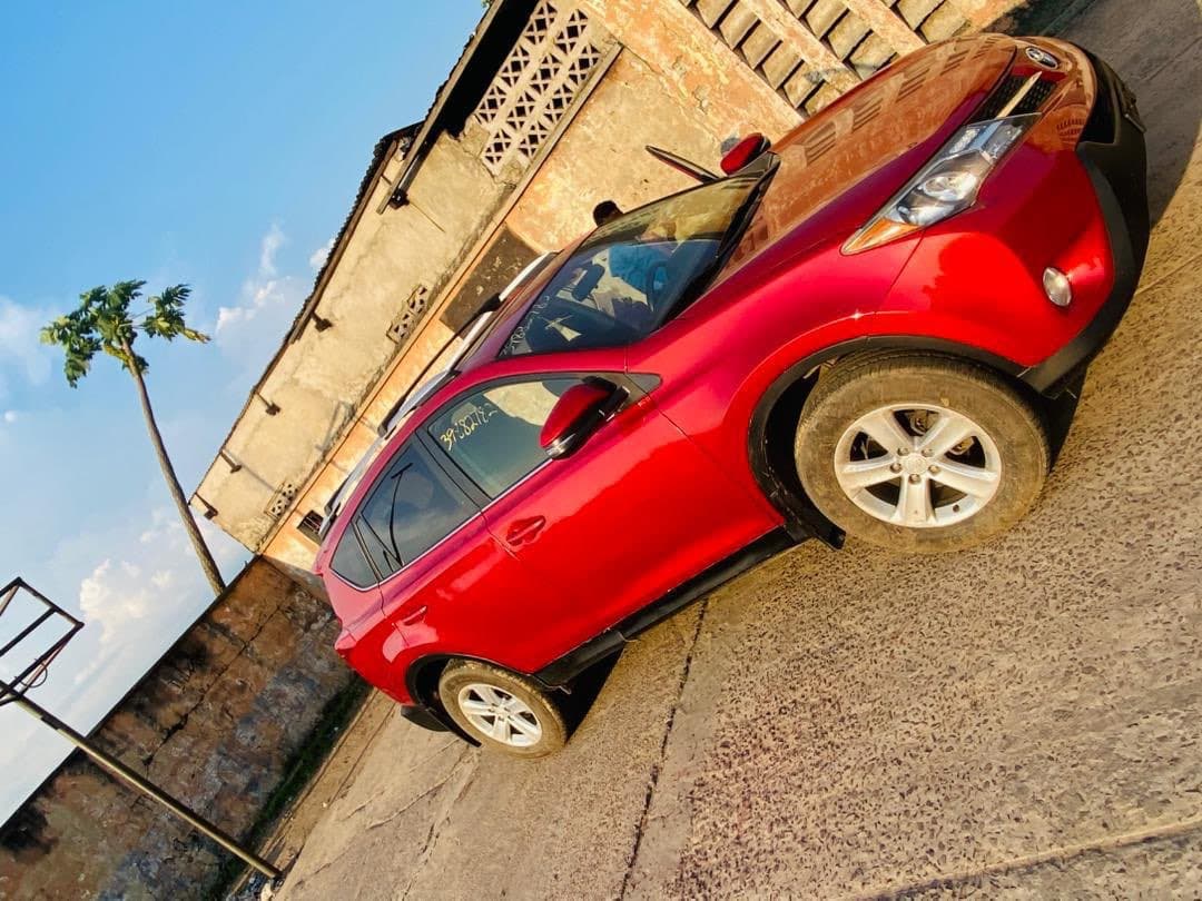 TOYOTA RAV4 A VENDRE à Kinshasa Petrol Toyota 10000 TOYOTA RAV4 A VENDRE  Automatic sale – Véhicule fiable disponible