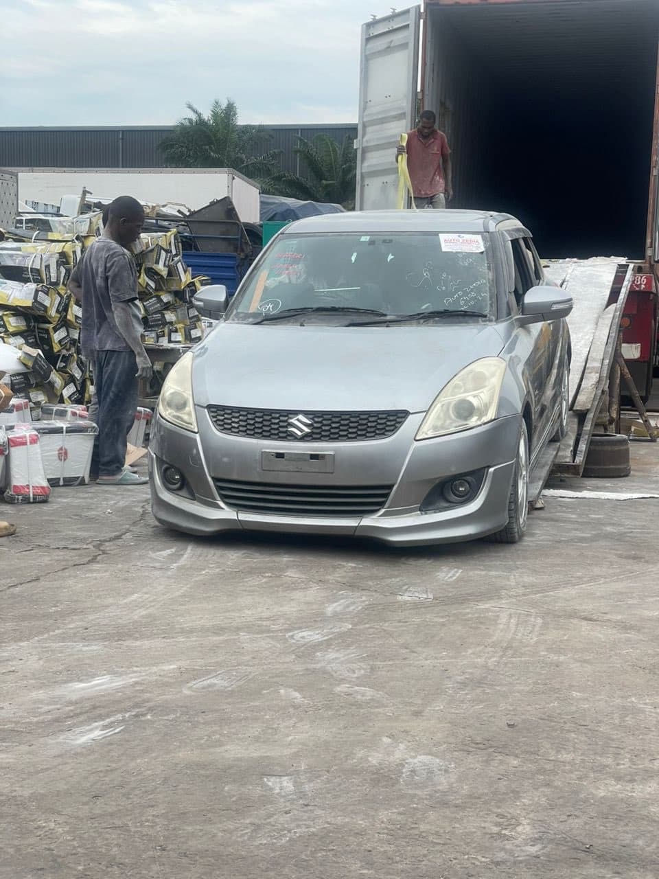 SUZUKI SWIFT A VENDRE A KINSHASA à Kinshasa Petrol Other 100 Suzuki swift  Automatic sale – Véhicule fiable disponible