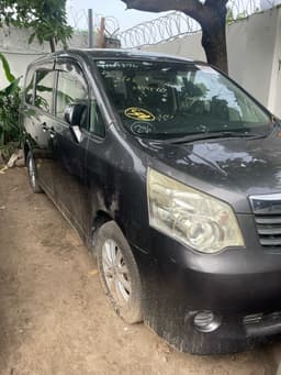 Vignette de TOYOTA NOHA SANS PLAQUE A VENDRE A KINSHASA 5