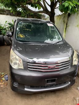 Vignette de TOYOTA NOHA SANS PLAQUE A VENDRE A KINSHASA 3