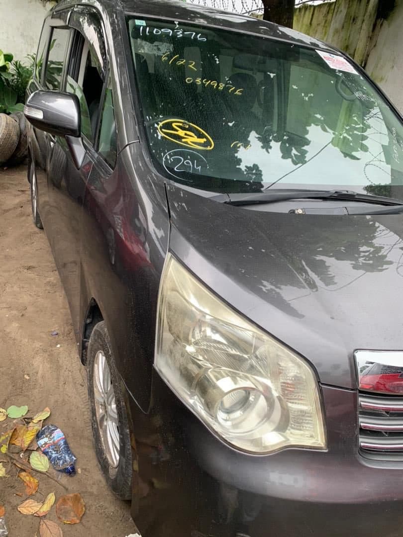 TOYOTA NOHA SANS PLAQUE A VENDRE A KINSHASA à Kinshasa Petrol Toyota 100 TOYOTA NOHA 3 Automatic sale – Véhicule fiable di...