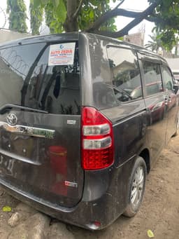 Vignette de TOYOTA NOHA SANS PLAQUE A VENDRE A KINSHASA 6