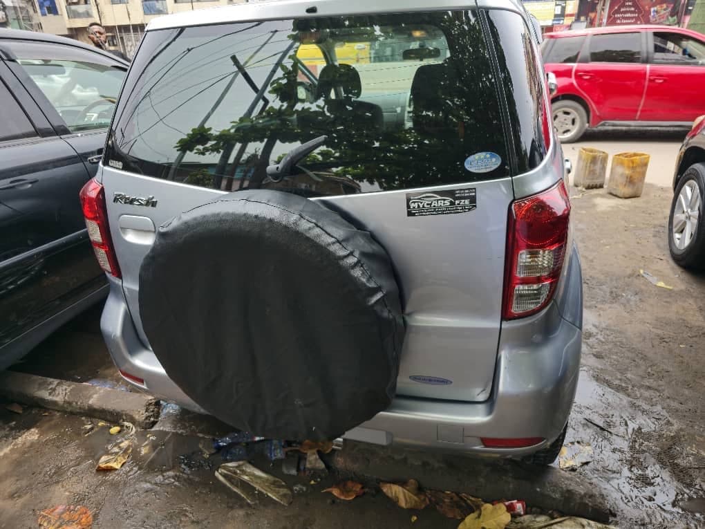 TOYOTA RUSH SANS PLAQUE A VENDRE à Kinshasa Petrol Toyota 1000 TOYOTA RUSH Automatic sale – Véhicule fiable disponible