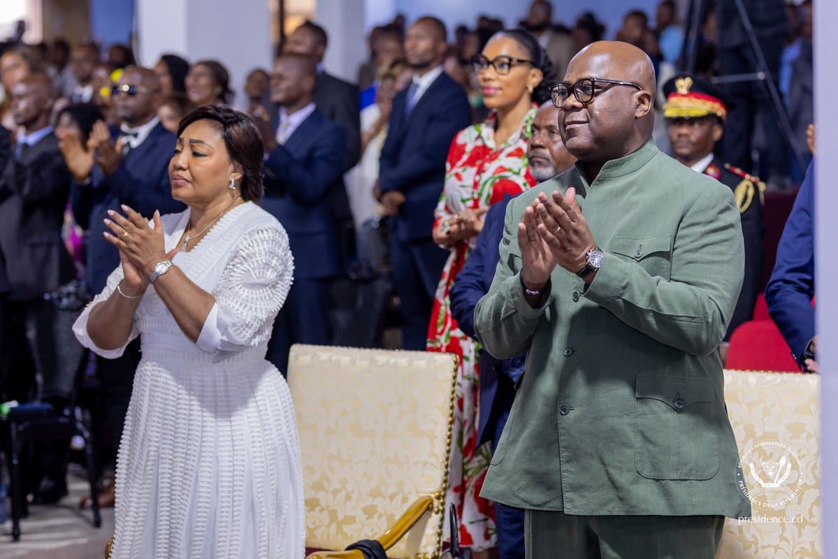 Félix Tshisekedi prie à l'Église pentecôtiste des Secouristes sur invitation de l'archevêque Ejiba article de nouvelles po...