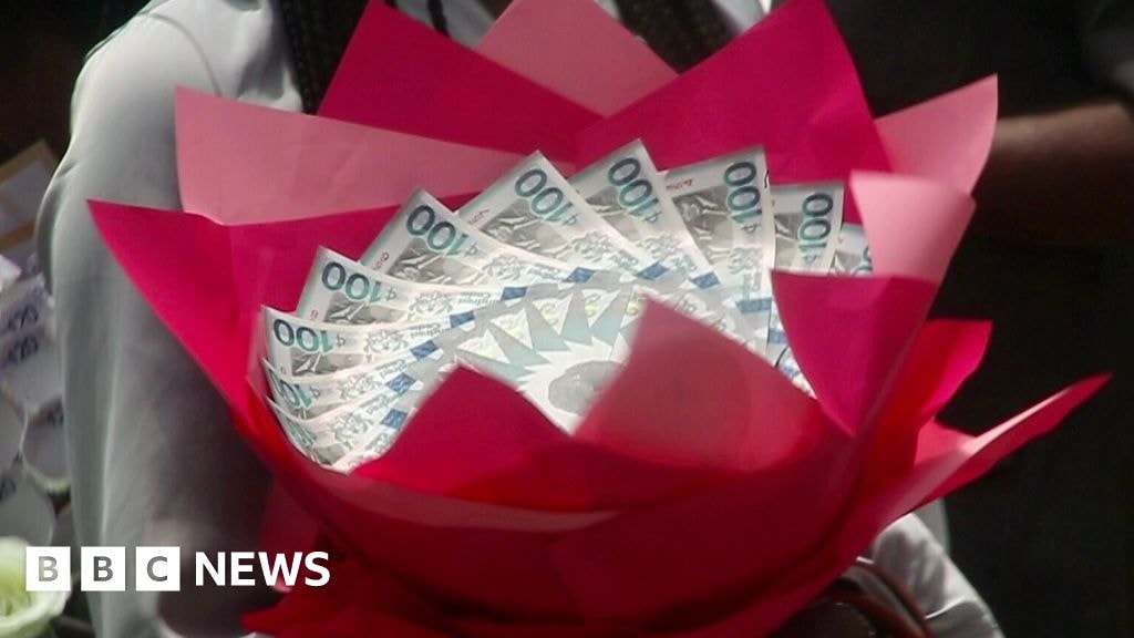 Ghana : Sept femmes arrêtées pour avoir créé des bouquets d'argent avec la monnaie nationale article de nouvelles etranger...