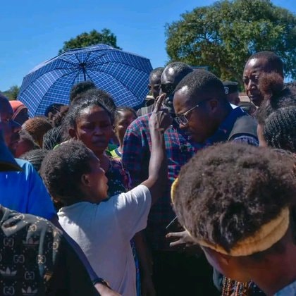 Israël Mutombo présente ses condoléances à une famille endeuillée à Mutshatsha article de nouvelles society – Dernier arti...