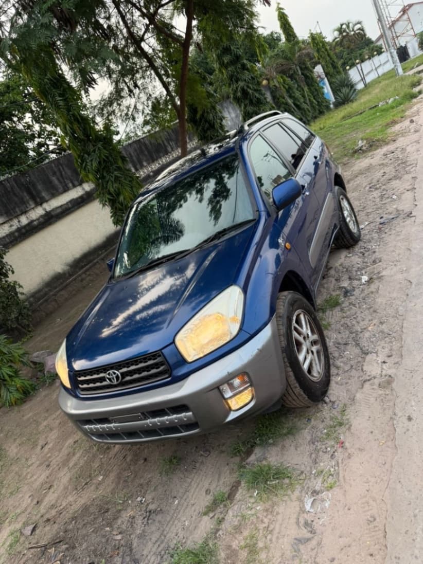 TOYOTA RAV4 INTERMÉDIAIRE A VENDRE A KINSHASA à Kinshasa Petrol Toyota 10000 TOYOTA RAV4 a vendre Automatic sale – Véhicu...