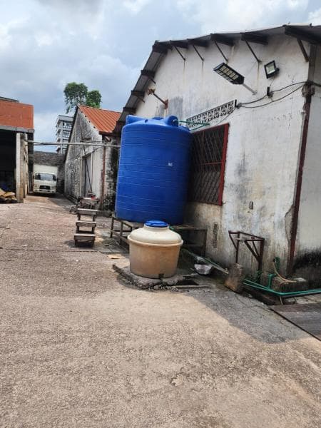 Concession avec entrepôts à vendre - Gombe, Kinshasa à Kinshasa 40m x 100m (4000m²) mediacongo https://www.mediacongo.net/...