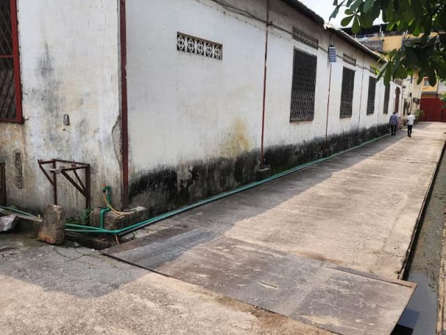 Concession avec entrepôts à vendre - Gombe, Kinshasa in Kinshasa mediacongo 40m x 100m (4000m²) https://www.mediacongo.net...