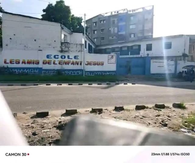 École à vendre sur le Petit Boulevard - Limete, Kinshasa in Kinshasa mediacongo Parcelle triangulaire 40m x 30m x 25m http...