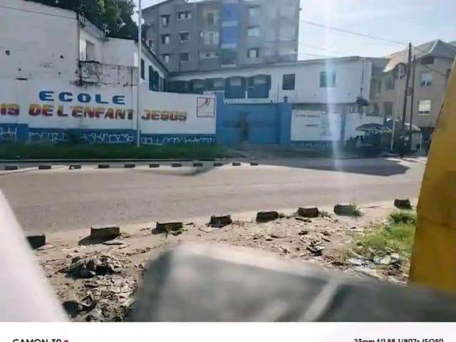 École à vendre sur le Petit Boulevard - Limete, Kinshasa in Kinshasa mediacongo Parcelle triangulaire 40m x 30m x 25m http...