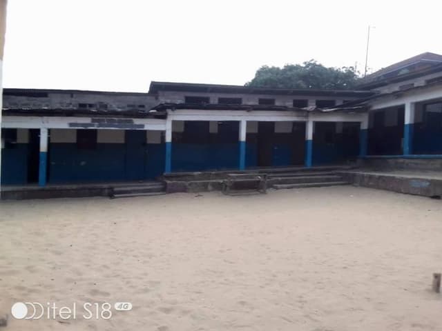 École privée sur terrain de 1800m² - UPN, Ngaliema, Kinshasa in Kinshasa mediacongo 40m x 45m (1800m²) 10 https://www.medi...