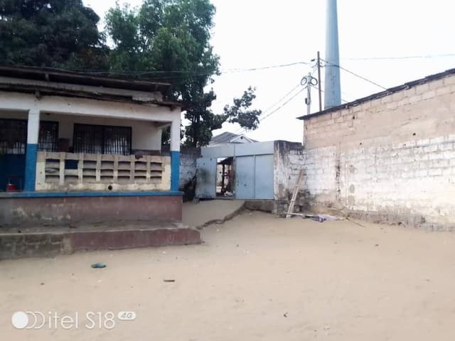 École privée sur terrain de 1800m² - UPN, Ngaliema, Kinshasa in Kinshasa mediacongo 40m x 45m (1800m²) 10 https://www.medi...