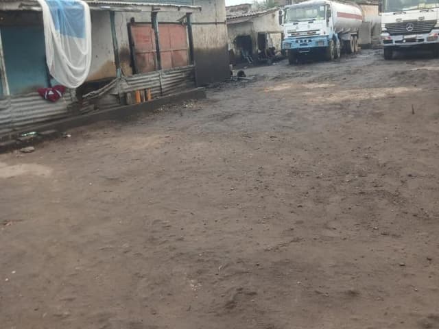 Grande parcelle 1 250 m² avec bureaux sur avenue asphaltée - Limete Salongo, Kinshasa in Kinshasa mediacongo 1250m² (25x50...