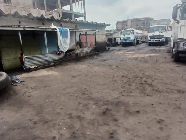 Grande parcelle 1 250 m² avec bureaux sur avenue asphaltée - Limete Salongo, Kinshasa in Kinshasa mediacongo 1250m² (25x50...