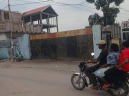 Vignette de Grande parcelle 1 250 m² avec bureaux sur avenue asphaltée - Limete Salongo, Kinshasa 8