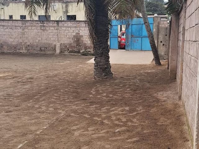 Grande parcelle de 1100m² avec bâtiments à démolir - Pompage, Ngaliema in Kinshasa mediacongo 1100m² https://www.mediacong...