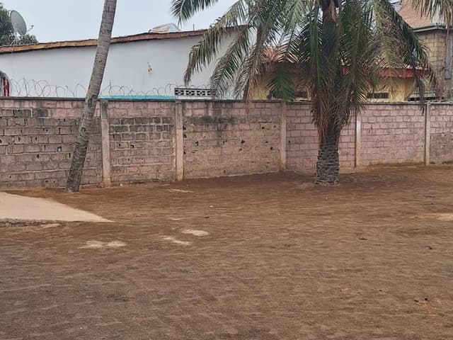 Grande parcelle de 1100m² avec bâtiments à démolir - Pompage, Ngaliema in Kinshasa mediacongo 1100m² https://www.mediacong...