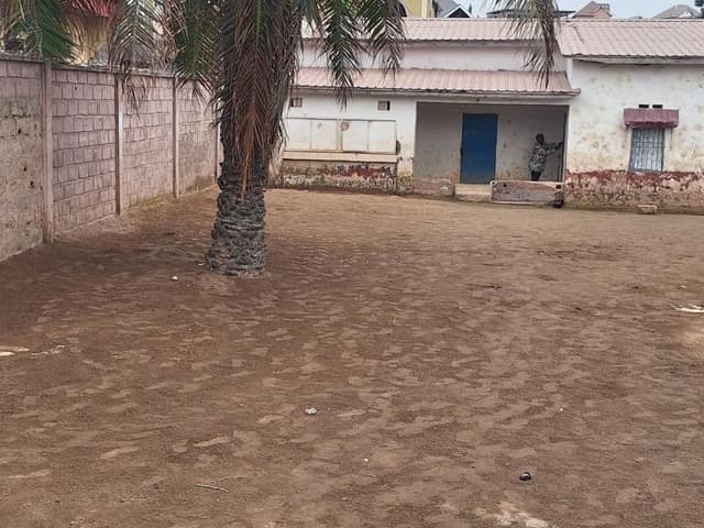 Grande parcelle de 1100m² avec bâtiments à démolir - Pompage, Ngaliema in Kinshasa mediacongo 1100m² https://www.mediacong...