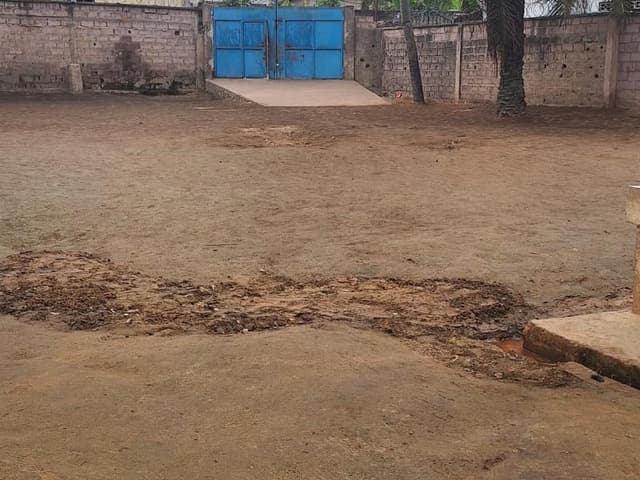 Grande parcelle de 1100m² avec bâtiments à démolir - Pompage, Ngaliema in Kinshasa mediacongo 1100m² https://www.mediacong...