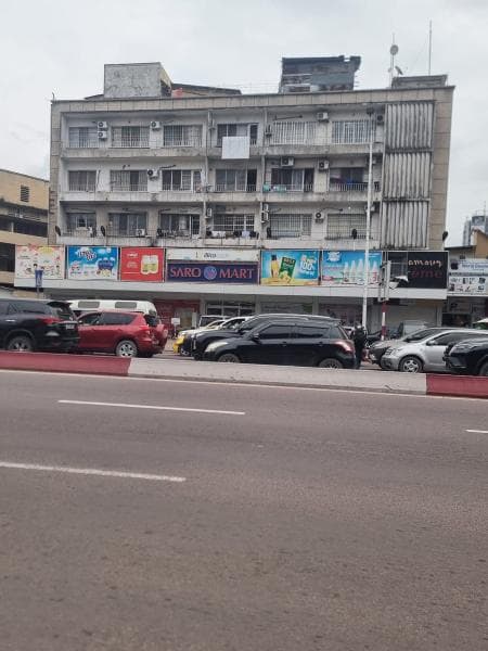 Immeuble de rapport 25 unités sur Boulevard du 30 Juin - Gombe, Kinshasa à Kinshasa 917m² mediacongo https://www.mediacong...