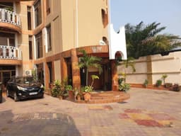 Vignette de Immeuble de rapport avec plusieurs appartements sur macadam - Mbinza Macampagne, Ngaliema 4