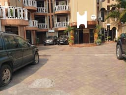 Vignette de Immeuble de rapport avec plusieurs appartements sur macadam - Mbinza Macampagne, Ngaliema 3