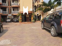 Vignette de Immeuble de rapport avec plusieurs appartements sur macadam - Mbinza Macampagne, Ngaliema 2