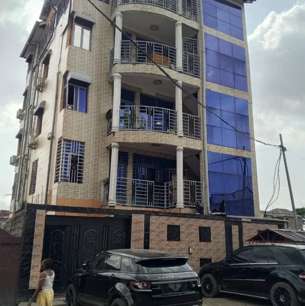 Immeuble locatif R+4 de 7 appartements avec revenu mensuel de 3 800 USD - Kalamu, Kinshasa à Kinshasa 300m² mediacongo htt...