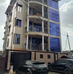 Vignette de Immeuble locatif R+4 de 7 appartements avec revenu mensuel de 3 800 USD - Kalamu, Kinshasa 1