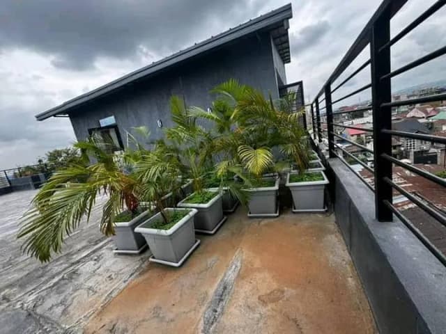 Immeuble neuf de 6 appartements avec revenus locatifs de 7 500 USD/mois - Kintambo, Kinshasa in Kinshasa 6 appartements (3...