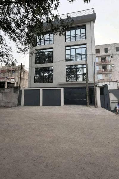 Immeuble neuf de 6 appartements avec revenus locatifs de 7 500 USD/mois - Kintambo, Kinshasa à Kinshasa 6 appartements (3x...
