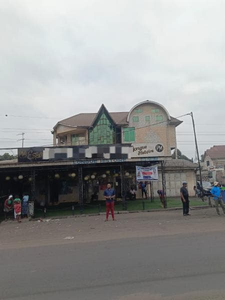 Immeuble R+2 avec commerces sur 600 m² - Efobank, N'Sele, Kinshasa à Kinshasa 600m² (30x20m) mediacongo https://www.mediac...