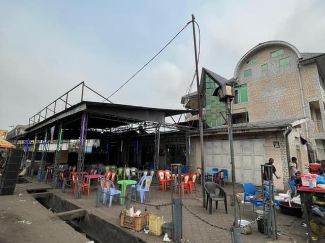 Immeuble R+2 avec commerces sur 600 m² - Efobank, N'Sele, Kinshasa in Kinshasa mediacongo 600m² (30x20m) https://www.media...