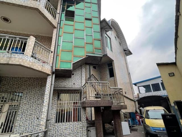 Immeuble R+2 avec commerces sur 600 m² - Efobank, N'Sele, Kinshasa in Kinshasa mediacongo 600m² (30x20m) https://www.media...