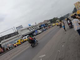 Vignette de Immeuble R+2 avec commerces sur 600 m² - Efobank, N'Sele, Kinshasa 9