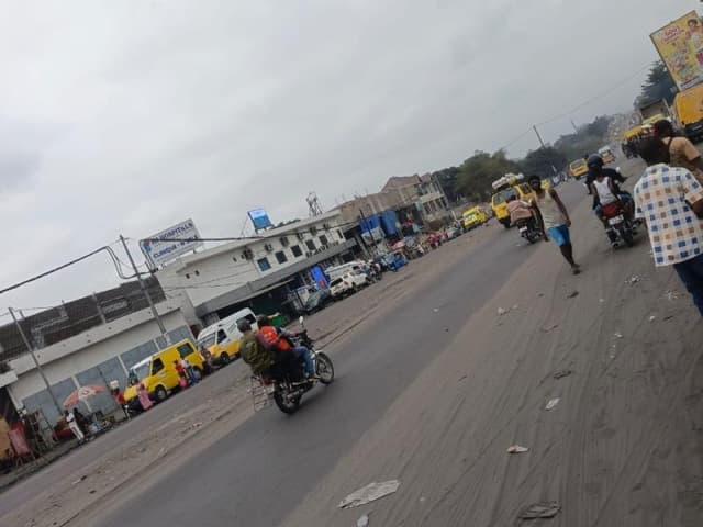 Immeuble R+2 avec commerces sur 600 m² - Efobank, N'Sele, Kinshasa in Kinshasa mediacongo 600m² (30x20m) https://www.media...