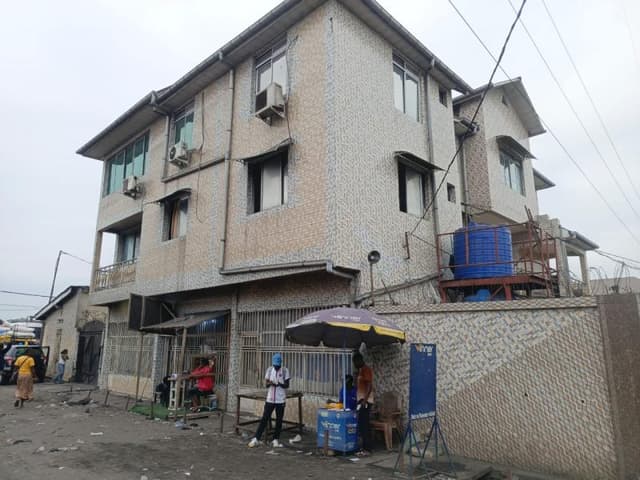 Immeuble R+2 avec commerces sur 600 m² - Efobank, N'Sele, Kinshasa in Kinshasa mediacongo 600m² (30x20m) https://www.media...