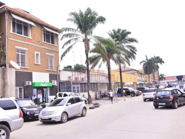 Immeuble R+2 avec local commercial et 2 appartements - Gombe, Kinshasa in Kinshasa mediacongo 200m² (8x25m) 4 4 https://ww...