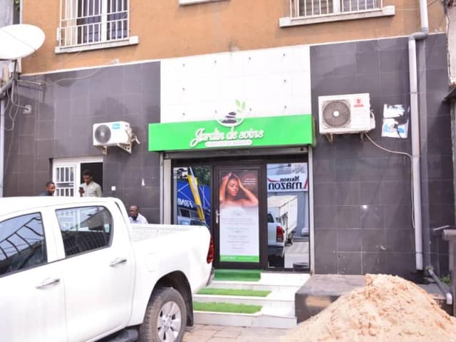 Immeuble R+2 avec local commercial et 2 appartements - Gombe, Kinshasa in Kinshasa mediacongo 200m² (8x25m) 4 4 https://ww...