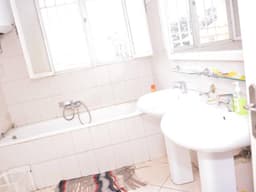 Vignette de Immeuble R+2 avec local commercial et 2 appartements - Gombe, Kinshasa 8