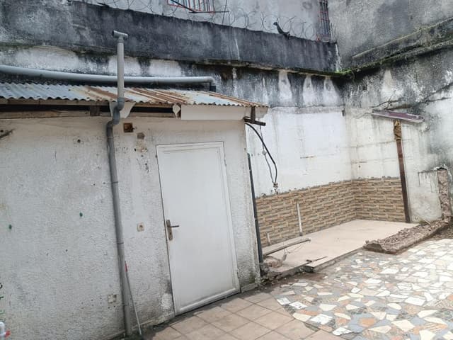 Immeuble R+2 avec local commercial et 2 appartements - Gombe, Kinshasa in Kinshasa mediacongo 200m² (8x25m) 4 4 https://ww...