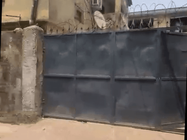 Parcelle 176m² à rénover avec revenus locatifs - Bandal Synkin, Bandalungwa in Kinshasa mediacongo 176m² (8m × 22m) https:...